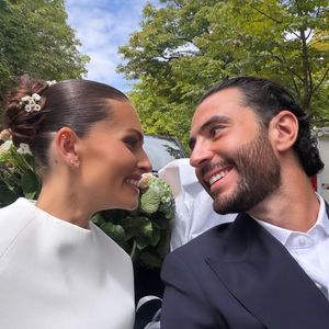 Quelques semaines après son mariage, Thylane Blondeau dévoile de nouvelles photos de son union avec Benjamin Attal.

Extrait du compte Instagram de Véronika Loubry.