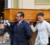 Le jeune homme a offert un moment très émouvant en portant le cercueil à la sortie de l’église.

Benjamin costume crème (petit-fils de E.Leclercq) porte le cercueil de la défunte à la sortie des obsèques d'Evelyne Leclercq en la cathédrale Sainte-Réparate de Nice, France, le 13 janvier 2026. © Bruno Bebert/Bestimage