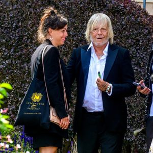 Le chanteur Renaud (Renaud Séchan) et sa compagne Cerise (de son vrai prénom Christine) - Mariage d'Hugues Aufray et de Murielle Mégevand à la mairie de Marly-Le Roy, France, le 2 septembre 2023.