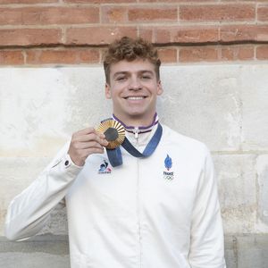 Dans le documentaire "Léon, au-delà de l'or", Léon Marchand révèle avoir perdu l'une de ses médailles d'or des Jeux olympiques de Paris.

Léon Marchand - Les Toulousains ont accueilli avec ferveur les athlètes de la Ville rose et de ses alentours, après leur performance aux Jeux Olympiques de Paris sur la place du Capitole.

© Frédéric Maligne/Bestimage