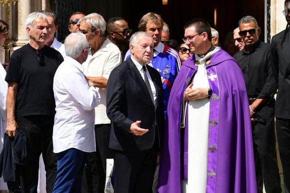 Raymond Domenech, Jean-Michel Aulas, Dominique Richez et Sonny Anderson à la sortie des obsèques de Bernard Lacombe en l'église Saint-Louis de Fontaines-sur-Saône près de Lyon, France, le 25 juin 2025. © Romain Doucelin/Bestimage
