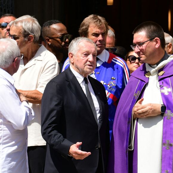 Raymond Domenech, Jean-Michel Aulas, Dominique Richez et Sonny Anderson à la sortie des obsèques de Bernard Lacombe en l'église Saint-Louis de Fontaines-sur-Saône près de Lyon, France, le 25 juin 2025. © Romain Doucelin/Bestimage