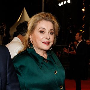 Catherine Deneuve - Descente des marches du film « Histoires parallèles » lors du 79ème Festival International du Film de Cannes, le 14 mai 2026. © Jacovides-Moreau / Bestimage
