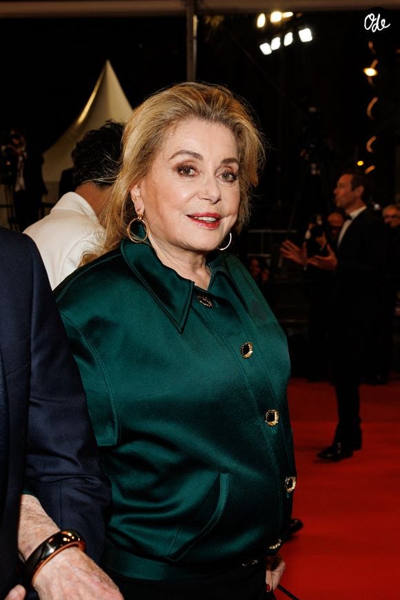 Catherine Deneuve - Descente des marches du film « Histoires parallèles » lors du 79ème Festival International du Film de Cannes, le 14 mai 2026. © Jacovides-Moreau / Bestimage