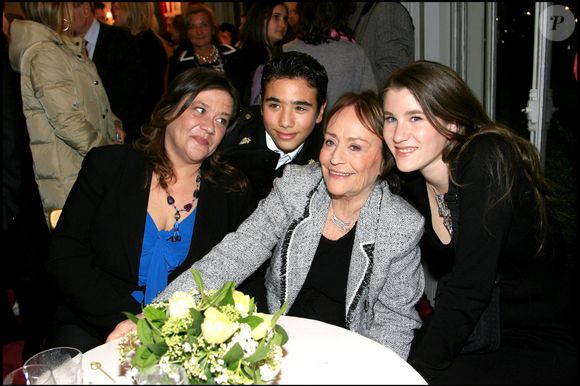 Annie Girardot entourée de sa fille Giulia Salvatori et de ses petits-enfants Lola Vogel et Renato Salvatori - Soirée de gala de l'Ifrad au Théâtre Marigny au profit de la recherche sur la maladie d'alzheimer. La pièce « Sur la route de Madison » a été jouée à cette occasion. Le 12 février 2007

Photo : LUC CASTEL / BESTIMAGE
