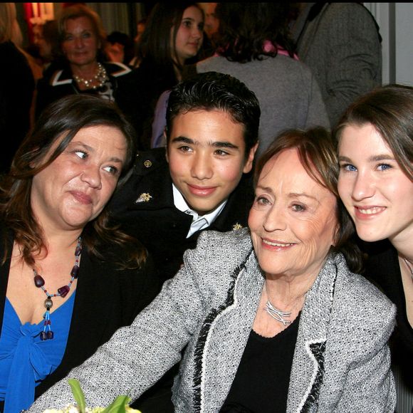 Annie Girardot entourée de sa fille Giulia Salvatori et de ses petits-enfants Lola Vogel et Renato Salvatori - Soirée de gala de l'Ifrad au Théâtre Marigny au profit de la recherche sur la maladie d'alzheimer. La pièce « Sur la route de Madison » a été jouée à cette occasion. Le 12 février 2007

Photo : LUC CASTEL / BESTIMAGE