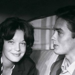 7 juillet 1959 - L’actrice de cinéma discrète Romy Schneider (Romy Schneider) est allée chercher le 13 juillet son fiancé, l’acteur français Alain Delon (Alain Delon), à l’aéroport de Munich-Riem. Deux tendres baisers sur la joue, puis Romy a fait monter Alain dans une Buick noire et l’a « emmené » à Berchtesgaden. Notre photo montre Romy Schneider et Alain Delon devant l’aéroport de Munich-Riem. (Crédit image : ? Keystone Press Agency/ZUMA Press Wire)