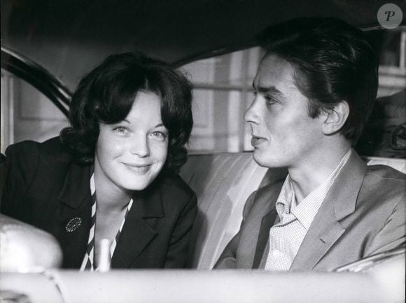 7 juillet 1959 - L’actrice de cinéma discrète Romy Schneider (Romy Schneider) est allée chercher le 13 juillet son fiancé, l’acteur français Alain Delon (Alain Delon), à l’aéroport de Munich-Riem. Deux tendres baisers sur la joue, puis Romy a fait monter Alain dans une Buick noire et l’a « emmené » à Berchtesgaden. Notre photo montre Romy Schneider et Alain Delon devant l’aéroport de Munich-Riem. (Crédit image : ? Keystone Press Agency/ZUMA Press Wire)