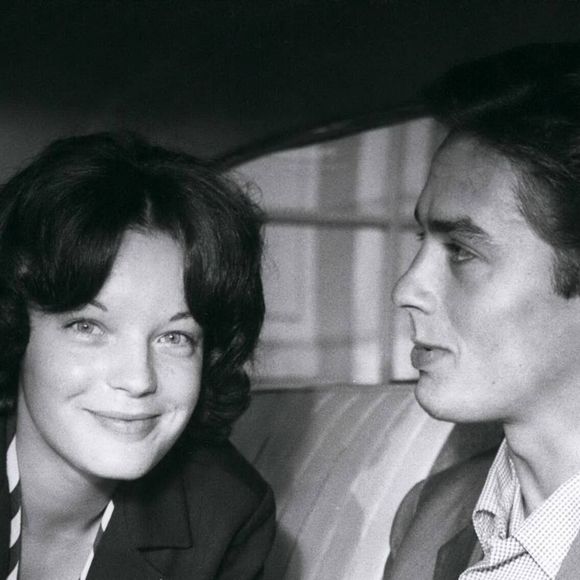 7 juillet 1959 - L’actrice de cinéma discrète Romy Schneider (Romy Schneider) est allée chercher le 13 juillet son fiancé, l’acteur français Alain Delon (Alain Delon), à l’aéroport de Munich-Riem. Deux tendres baisers sur la joue, puis Romy a fait monter Alain dans une Buick noire et l’a « emmené » à Berchtesgaden. Notre photo montre Romy Schneider et Alain Delon devant l’aéroport de Munich-Riem. (Crédit image : ? Keystone Press Agency/ZUMA Press Wire)