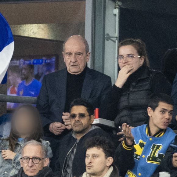 Pierre Lescure, Jamel Debbouze, Mélissa Theuriau et leurs deux enfants Leon Debbouze et Lila Debbouze - Célébrités dans les tribunes du quart de finale de la Ligue des Nations de l'UEFA 2025 "France - Croatie (2-0 / tab 5-4)" au Stade de France à Saint-Denis le 23 mars 2025. © Cyril Moreau/Bestimage
