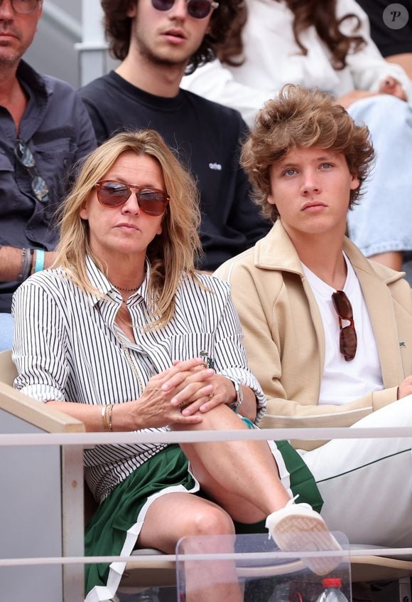 Sarah Poniatowski (Lavoine) avec son compagnon Roschdy Zem et son fils Roman dans les tribunes lors des Internationaux de France de Tennis de Roland Garros 2025. Paris, le 1er Juin 2025. © Dominique Jacovides/Bestimage