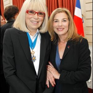 Nicole Calfan raconte la peine de Mireille Darc

Exclusif - Mireille Darc et Nicole Calfan - Cérémonie de remise des insignes de commandeur de l'ordre national du mérite à Mireille Darc au palais de l'Elysée.