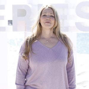 "Le parcours d'adoption que j'ai mené seule a été dur, éprouvant. Je suis passée par beaucoup de larmes. Mais la joie de les avoir est telle que c'est oublié", avait-elle déjà pu confier à "Marie France" en février 2025.

Helene Rolles (Les mystères de l'Amour) lors du photocall de 'CanneSeries ' Saison 6 au Palais des Festivals de Cannes le 15 Avril 2023. © Denis Guignebourg/Bestimage