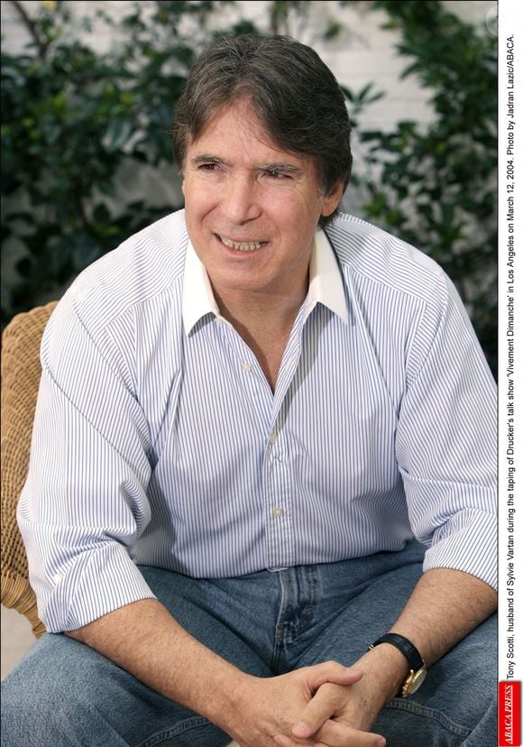 Originaire du New Jersey, Tony Scotti a eu plusieurs vies professionnelles mais s'est fait connaître en tant que producteur de musique et de télévision...

Tony Scotti, mari de Sylvie Vartan lors de l'enregistrement de l'émission de Drucker 'Vivement Dimanche' à Los Angeles le 12 mars 2004. Photo par Jadran Lazic/Abaca