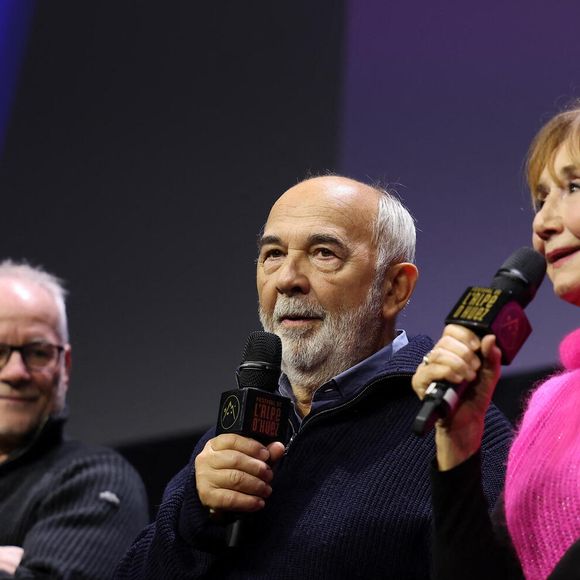 Marie-Anne Chazel et Gérard Jugnot étaient également attendus, un hommage a été rendu à Michel Blanc, mort en octobre 2024
Thierry Frémaux, Gérard Jugnot, Marie-Anne Chazel durant l'hommage à Michel Blanc lors de la cérémonie d'ouverture de la 28ème édition du festival International du Film de Comédie à l'Alpe d'Huez le 13 janvier 2025.

© Dominique Jacovides / Bestimage