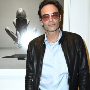 Exclusif - Anthony Delon - Pascal Desprez (créateur de "Enfants à Coeur - Mireille Darc"), le professeur Alain Deloche (Fondateur de la Chaîne de l’Espoir) et le Docteur Eric Cheysson "Président de la Chaîne de l’espoir ") ont le plaisir de nous convier à la vente aux enchères de photographies d’exception au profit de l'association "La Chaine de L'Espoir, Enfants à Coeur - Mireille Darc" à la maison de ventes Cornette de St Cyr à Paris le 11 octobre 2018. © Giancarlo Gorassini/Bestimage