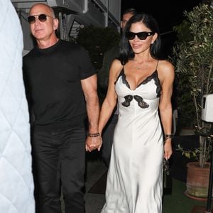 Santa Monica, CA - EXCLUSIF - Jeff Bezos et Lauren Sanchez ont été vus à la sortie d'un dîner avec Kris Jenner et Corey Gamble au restaurant Giorgio Baldi à Santa Monica. Backgrid USA / Bestimage