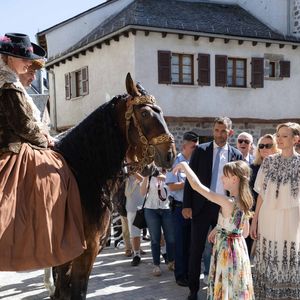 No Tabloïds - Le prince Albert II de Monaco, la princesse Charlène de Monaco, le prince Jacques de Monaco, marquis des Baux, et la princesse Gabriella de Monaco, comtesse de Carladès, ont été accueillis à Mur-de-Barrez en aveyron par M. Pierre Ignace, le maire de la commune et membre de la délégation officielle française lors de la récente visite d’État à Monaco. Une nouvelle médiathèque, créée par la Communauté de communes Aubrac-Carladez-Viadène, a été officiellement baptisée Médiathèque Princesse Gabriella, le 9 juillet 2025. © Olivier Huitel/Pool/Bestimage