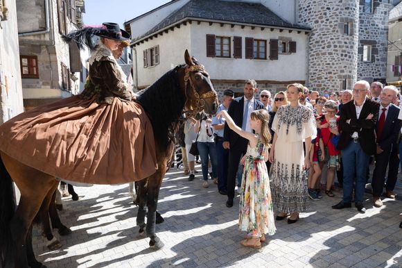 No Tabloïds - Le prince Albert II de Monaco, la princesse Charlène de Monaco, le prince Jacques de Monaco, marquis des Baux, et la princesse Gabriella de Monaco, comtesse de Carladès, ont été accueillis à Mur-de-Barrez en aveyron par M. Pierre Ignace, le maire de la commune et membre de la délégation officielle française lors de la récente visite d’État à Monaco. Une nouvelle médiathèque, créée par la Communauté de communes Aubrac-Carladez-Viadène, a été officiellement baptisée Médiathèque Princesse Gabriella, le 9 juillet 2025. © Olivier Huitel/Pool/Bestimage