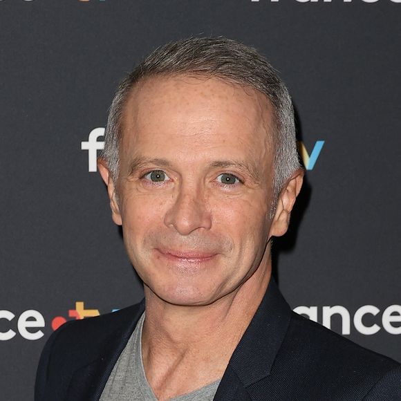Récemment, il a révélé avoir rompu son contrat en CDI avec France Télévisions.

Samuel Etienne - Conférence de presse du Téléthon 2023 à Paris le 15 novembre 2023. © Coadic Guirec/Bestimage