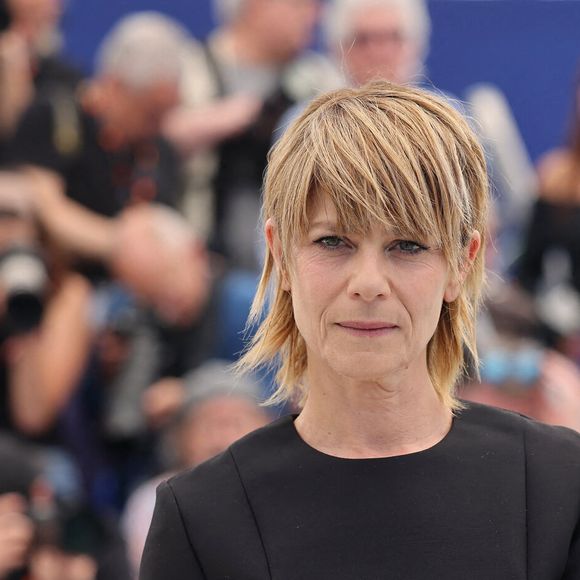 Dans "Sept à Huit", Marina Foïs est revenue sur les conséquences de cette perte : "C’est un deuil qui est très particulier. Ça touche à l’enfance et ça touche aux souvenirs. Donc moi, pendant longtemps, penser à mon enfance a été douloureux parce qu’il n’était plus là” 

Marina Foïs au Photocall du film "Moi Qui T'Aimais" lors du 78ème Festival International du Film de Cannes, le 23 mai 2025.
© Jacovides/Moreau/Bestimage