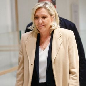 "C’est en atterrissant à Nairobi que les journalistes qui étaient présents dans le vol Paris-Mayotte, nous ont informés du décès” a fait savoir le maire de Perpignan.

L’ex-présidente du parti d'extrême droite français Rassemblement national (RN) Marine Le Pen arrive au palais de justice de Paris pour son procès pour soupçons de détournement de fonds publics européens, à Paris, le 18 novembre 2024. © Christophe Clovis/Bestimage
