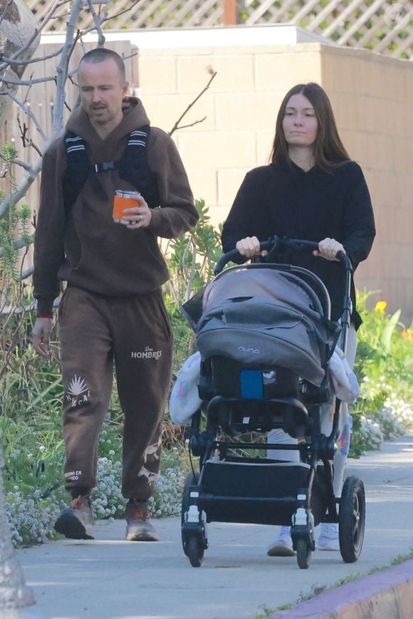 Exclusif - Aaron Paul et sa femme Lauren se promènent avec leur fils Ryden à Los Feliz le 7 mars 2023. Backgrid USA / Bestimage