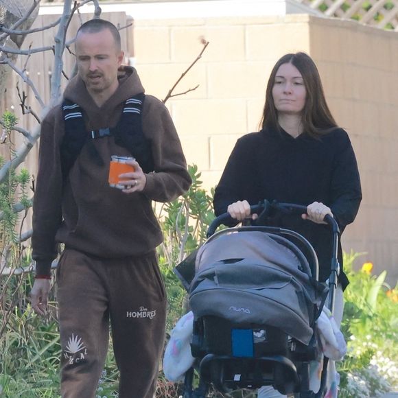 Exclusif - Aaron Paul et sa femme Lauren se promènent avec leur fils Ryden à Los Feliz le 7 mars 2023. Backgrid USA / Bestimage