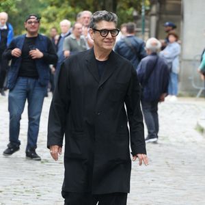 L'interprète du titre "Elle a les yeux revolver" semble également fondre devant le regard bleu de sa partenaire, des yeux de la même couleur de sa défunte mère.

Marc Lavoine quittant la cérémonie funéraire de la chanteuse française Françoise Hardy au crématorium du Père Lachaise à Paris, France, le 20 juin 2024. Photo Jerome Domine/Abaca