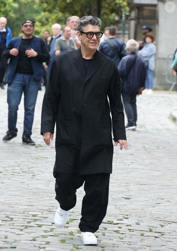 L'interprète du titre "Elle a les yeux revolver" semble également fondre devant le regard bleu de sa partenaire, des yeux de la même couleur de sa défunte mère.

Marc Lavoine quittant la cérémonie funéraire de la chanteuse française Françoise Hardy au crématorium du Père Lachaise à Paris, France, le 20 juin 2024. Photo Jerome Domine/Abaca