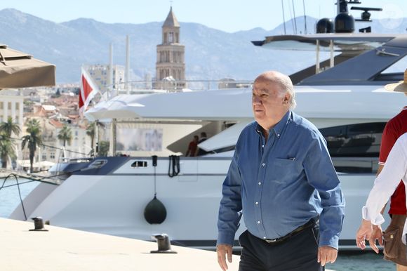 Ce dernier contestait une bâche publicitaire pour Giorgio Armani au-dessus de sa boutique sur l’avenue Montaigne, et a finalement perdu le procès. 

Exclusif - Amancio Ortega et sa femme Flora Pérez en vacances en famille sur un yacht à Split en Croatie. Amancio est le propriétaire du groupe de mode Inditex, auquel appartient les marques Zara, Berschka, Pull & Bear.... Le 3 aout 2019.