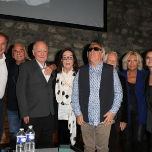 Exclusif - guest, Rachelle Plas, Philippe Hervouët, Michel Fugain, Claude Lemesle, Nana Mouskouri, Gilbert Montagné, Gérard Davoust, Sanda et Anne Sila - Claude Lemesle reçoit la cravate des arts et des lettres des mains de G. Davoust lors de son concert au Café de la Gare à l'occasion de son 80ème anniversaire à Paris le 12 octobre 2025. Claude Lemesle est l'un des plus grands auteurs de chansons françaises de tous les temps. Pas moins d'une centaine des innombrables chansons qu'il a écrites sont devenues des classiques.
© Coadic Guirec/Bestimage
