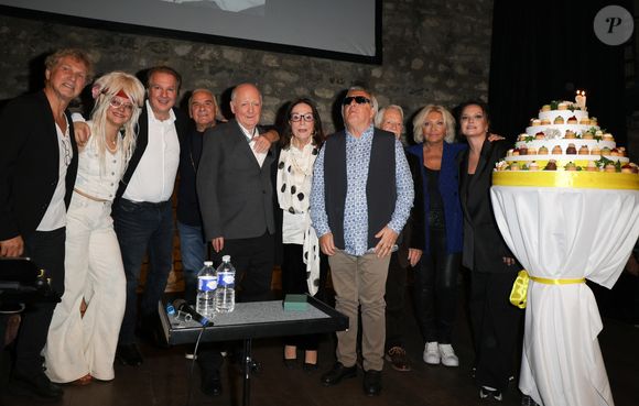 Exclusif - guest, Rachelle Plas, Philippe Hervouët, Michel Fugain, Claude Lemesle, Nana Mouskouri, Gilbert Montagné, Gérard Davoust, Sanda et Anne Sila - Claude Lemesle reçoit la cravate des arts et des lettres des mains de G. Davoust lors de son concert au Café de la Gare à l'occasion de son 80ème anniversaire à Paris le 12 octobre 2025. Claude Lemesle est l'un des plus grands auteurs de chansons françaises de tous les temps. Pas moins d'une centaine des innombrables chansons qu'il a écrites sont devenues des classiques.
© Coadic Guirec/Bestimage