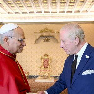 Le roi Charles III d'Angleterre et Camilla Parker Bowles, reine consort d'Angleterre, reçus par le pape Léon XIV au Vatican (Rome), le 23 octobre 2025. Photo par PA Photo/ Bestimage