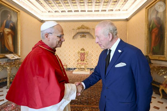 Le roi Charles III d'Angleterre et Camilla Parker Bowles, reine consort d'Angleterre, reçus par le pape Léon XIV au Vatican (Rome), le 23 octobre 2025. Photo par PA Photo/ Bestimage
