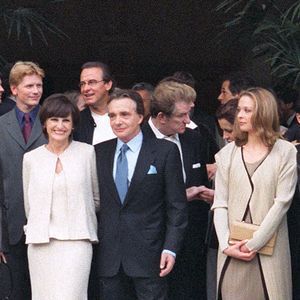 Michel Sardou et son épouse Anne-Marie Perier lors de leur mariage civil avec la fille de Sardou, Cynthia, à la mairie de Neuilly, près de Paris, France, le 11 octobre 1999. Photo par ABACA.
