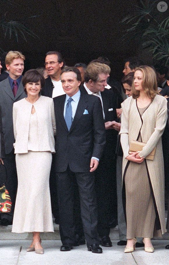 Michel Sardou et son épouse Anne-Marie Perier lors de leur mariage civil avec la fille de Sardou, Cynthia, à la mairie de Neuilly, près de Paris, France, le 11 octobre 1999. Photo par ABACA.