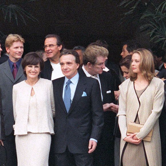 Michel Sardou et son épouse Anne-Marie Perier lors de leur mariage civil avec la fille de Sardou, Cynthia, à la mairie de Neuilly, près de Paris, France, le 11 octobre 1999. Photo par ABACA.