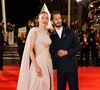 Durant cet événement, le couple a séjourné avec sa compagne Natasha Andrews à l'hôtel Cap Estel.

Pierre Niney et sa compagne Natasha Andrews - Descente des marches du film " Histoires parallèles " lors du 79ème Festival International du Film de Cannes, le 14 mai 2026. Photo par Jacovides-Moreau / Bestimage