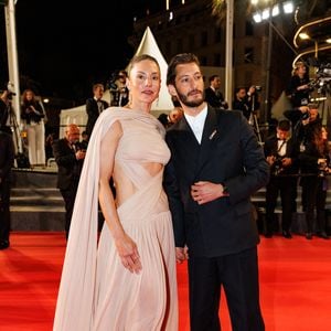 Durant cet événement, le couple a séjourné avec sa compagne Natasha Andrews à l'hôtel Cap Estel.
Pierre Niney et sa compagne Natasha Andrews - Descente des marches du film " Histoires parallèles " lors du 79ème Festival International du Film de Cannes, le 14 mai 2026. Photo par Jacovides-Moreau / Bestimage