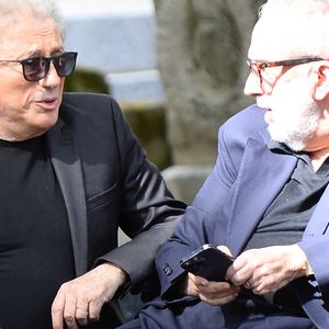 Très ému, Michel Drucker lui a rendu un vibrant hommage, évoquant les derniers mois de celle qu'il considérait comme sa "jumelle". 

Michel Drucker, Dominique Farrugia - Les célébrités lors de l'hommage rendu aux obsèques de Françoise Coquet au cimetière de Montmartre à Paris. Agence / Bestimage