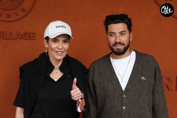 Le tempérament de sa mère en héritage, Enzo Arous promet de ne garder que le positif et de revenir "grandi" avec un nouveau projet.  

Cristina Córdula et Enzo Arous dans les tribunes lors du tournoi de Roland-Garros 2024, le 6 juin 2024 à Paris, en France. Photo de Nasser Berzane/Abaca