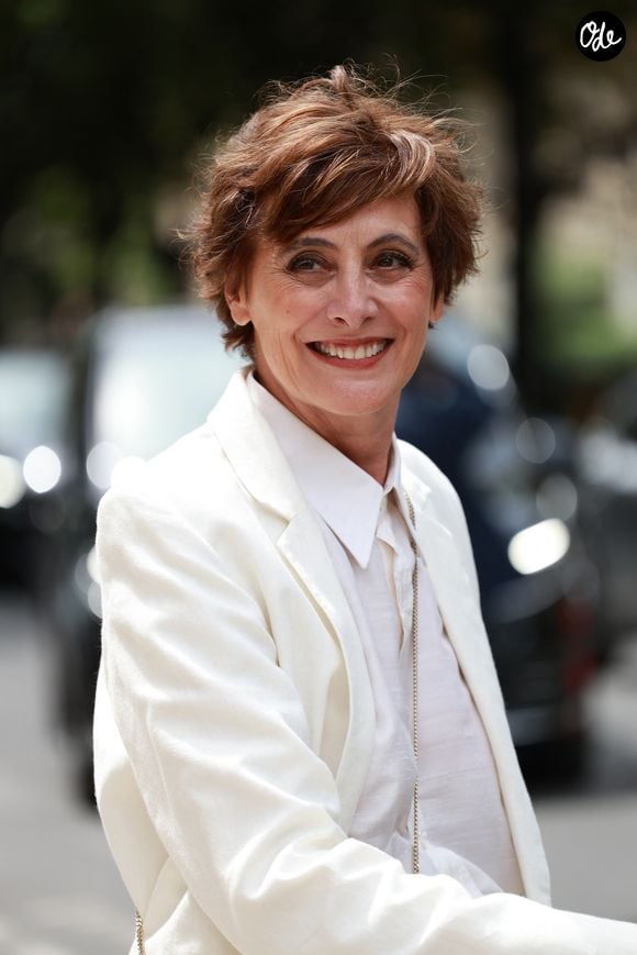 Ines de la Fressange au défilé Chanel "Collection Haute Couture Automne/Hiver 2026-2027" lors de la Fashion Week de Paris, le 7 juillet 2026 © Florian Lavielle / Bestimage