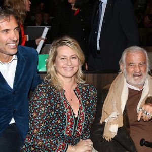 Jean-Paul Belmondo, son fils Paul Belmondo et Luana Belmondo lors de la présentation en avant-première de 'The Gazelles' un film réalisé par Paul Belmondo et projeté à l'Unesco en présence de Audrey Azoulay la directrice générale de l'Unesco et Dominique Serra fondatrice et directrice du Rallye des Gazelles du Maroc. Paris le 24 novembre 2017 © Denis Guignebourg / Bestimage