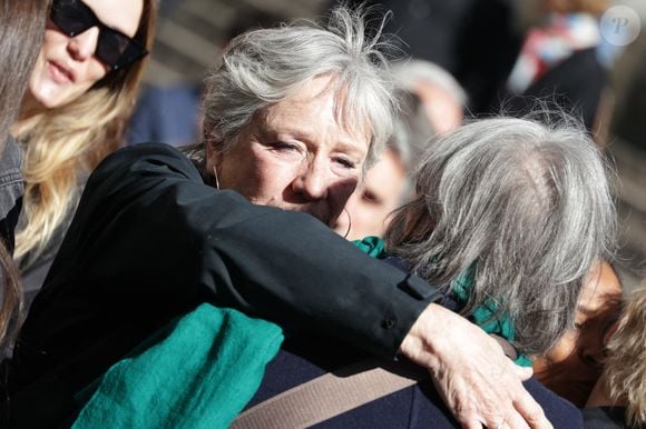 Eva Darlan a eu du mal à contenir ses émotions devant le cercueil du réalisateur

Eva Darlan assistant à la cérémonie d'enterrement du réalisateur français Yves Boisset à l'église Saint Roch à Paris, France, le 11 avril 2025. Photo by Nasser Berzane/ABACAPRESS.COM