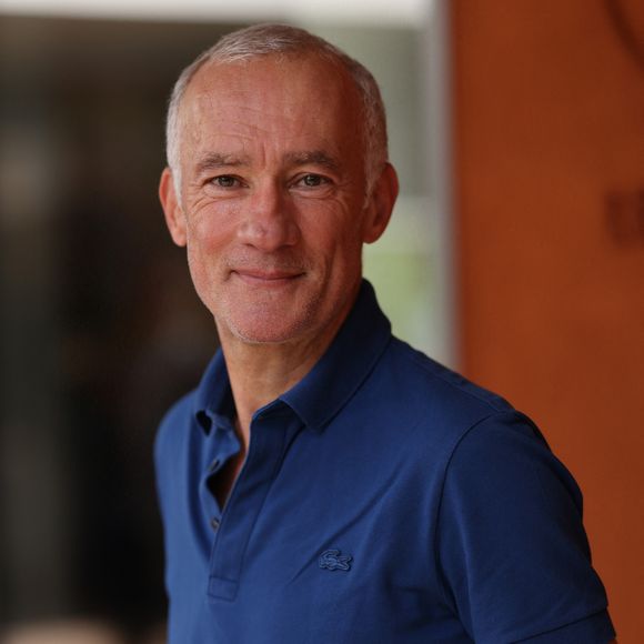 Pour celles et ceux qui ne le savent pas, la chaîne "TF1" a fait son entrée sur les ondes hertziennes il y a cinquante ans. Pour célébrer cet anniversaire, Gilles Bouleau et Isabelle Ithurburu animent une émission spéciale.

Gilles Bouleau - Célébrités au village des Internationaux de France de tennis de Roland Garros à Paris. © Jacovides-Moreau/Bestimage