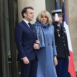 Le président français Emmanuel Macron et sa femme la Première Dame Brigitte Macron accueillent le vice-président américain et sa femme pour un déjeuner de travail, en marge du Sommet d'action sur l'intelligence artificielle (IA), au palais présidentiel de l'Elysée, à Paris, France, le 11 février 2025. © Cyril Moreau/Bestimage