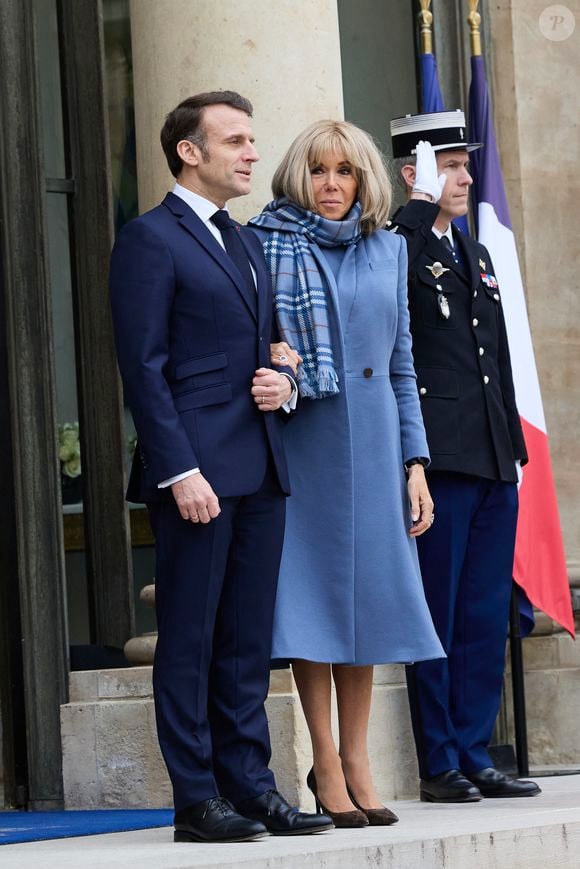 Le président français Emmanuel Macron et sa femme la Première Dame Brigitte Macron accueillent le vice-président américain et sa femme pour un déjeuner de travail, en marge du Sommet d'action sur l'intelligence artificielle (IA), au palais présidentiel de l'Elysée, à Paris, France, le 11 février 2025. © Cyril Moreau/Bestimage