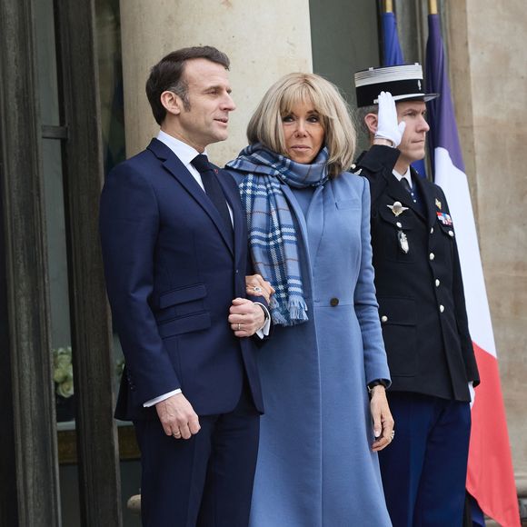 Le président français Emmanuel Macron et sa femme la Première Dame Brigitte Macron accueillent le vice-président américain et sa femme pour un déjeuner de travail, en marge du Sommet d'action sur l'intelligence artificielle (IA), au palais présidentiel de l'Elysée, à Paris, France, le 11 février 2025. © Cyril Moreau/Bestimage