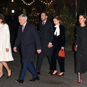 Son look était composé d'une veste et d'un pantalon en velours marine, d'un gilet, d'une chemise et de ballerines vernies de couleur burgundy. 

La famille royale d'Angleterre assiste à la messe "Together At Christmas Carol" à l'abbaye de Westminster à Londres, Royaume-Uni le 6 Décembre, 2024